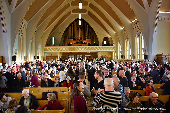 La foule a remplie l'église Christ-Roi